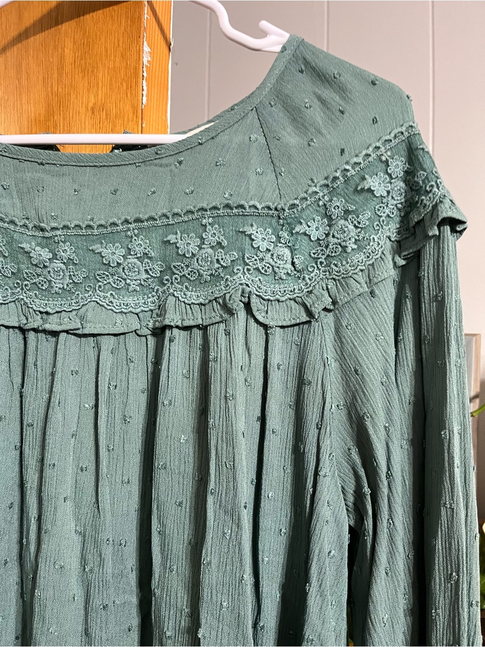 NWT Easel Green Floral Embroidered Lace-up Peasant Blouse Size Small - Picture 3 of 11